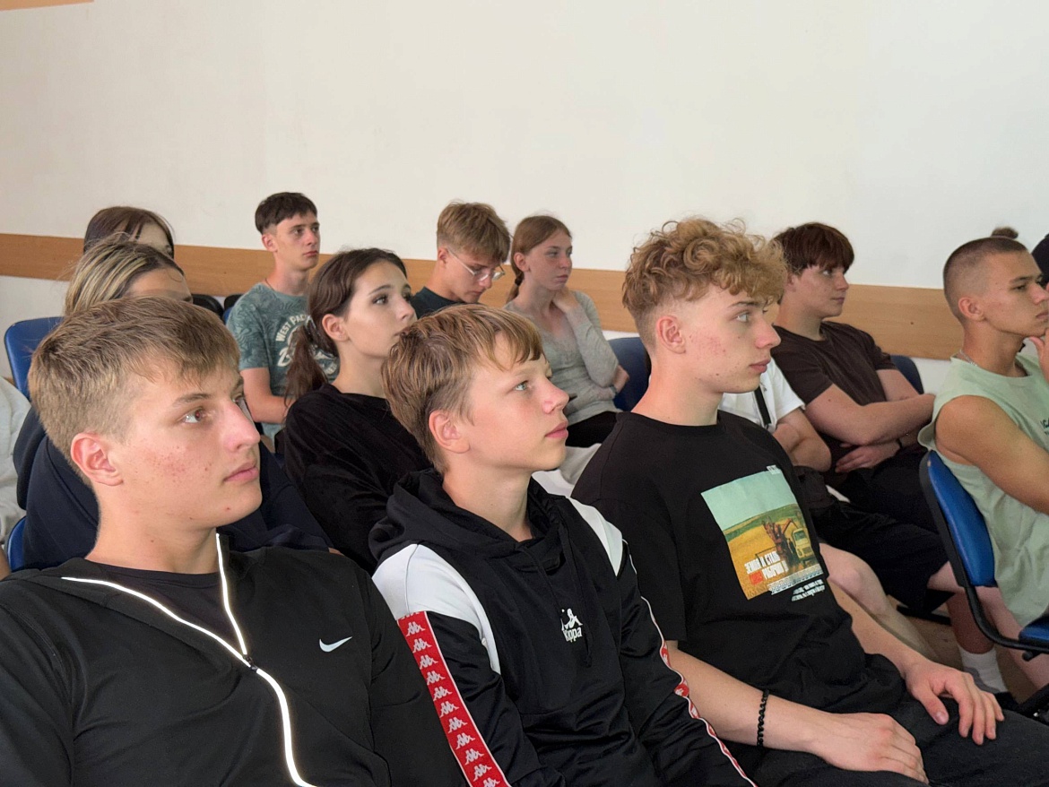В детском центре «Юность» в трех лагерях прошла лекция о безопасности денег в цифровом мире.