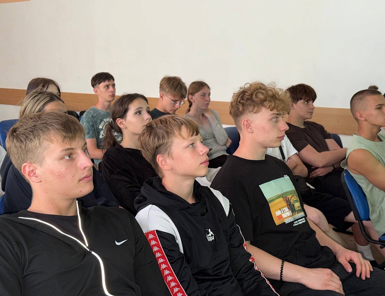 В детском центре «Юность» в трех лагерях прошла лекция о безопасности денег в цифровом мире.